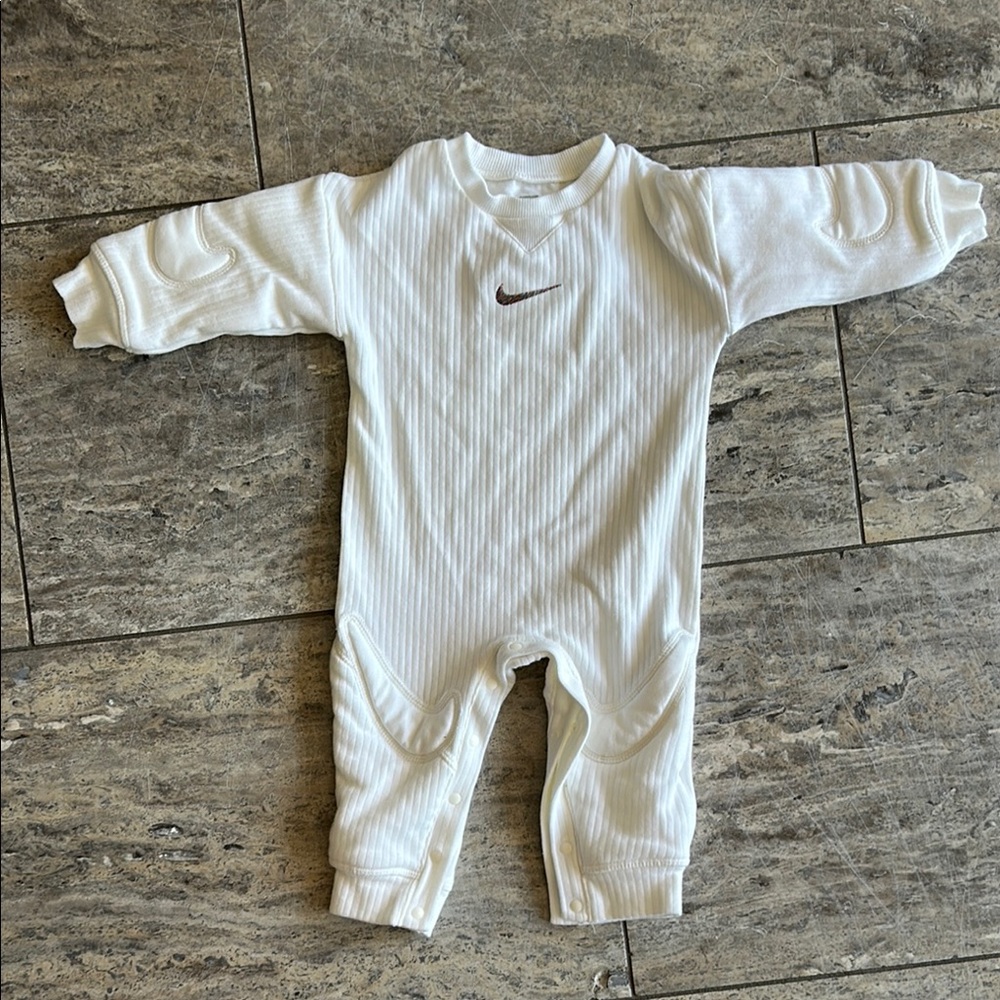 NWOT Nike White Ribbed Baby Footie